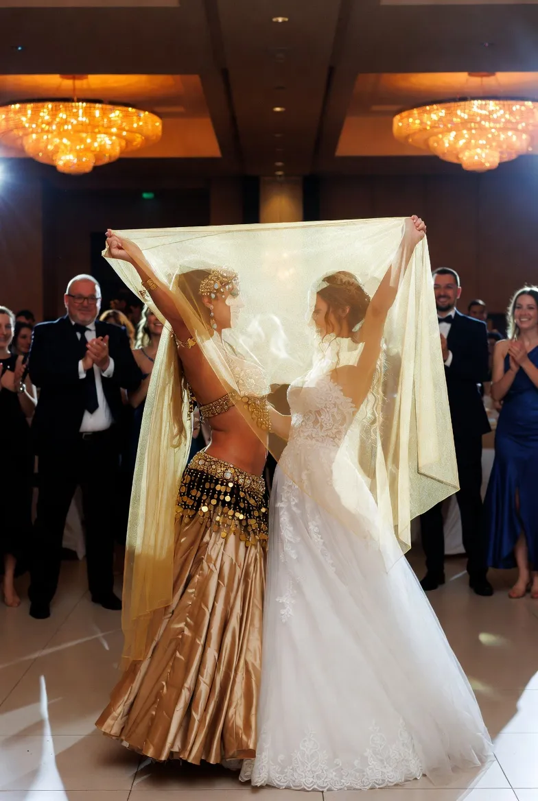 רקדנית בטן רוקדת עם כלה בחתונה — SK Dance