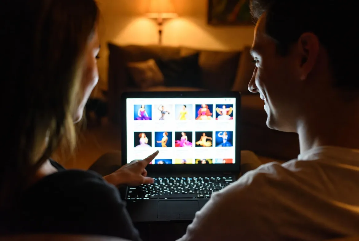 שלב 3 — בחירת רקדניות מהקטלוג של SK Dance