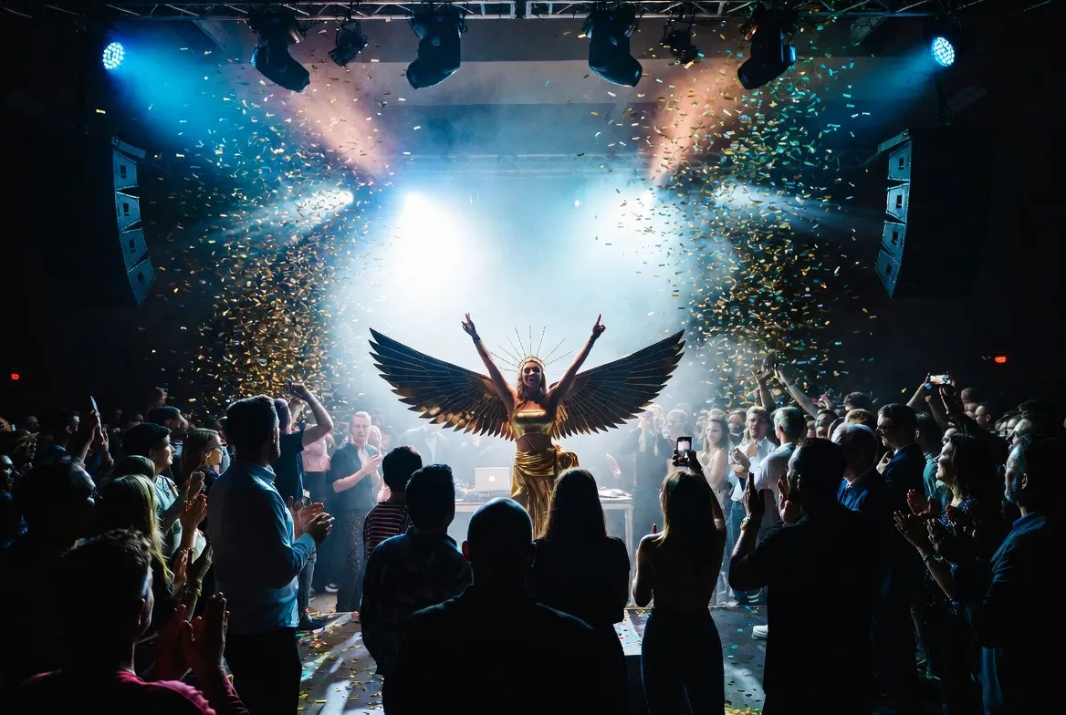 שלב 5 — רקדנית על הבמה, אורחים על הרגליים, המופע בשיא