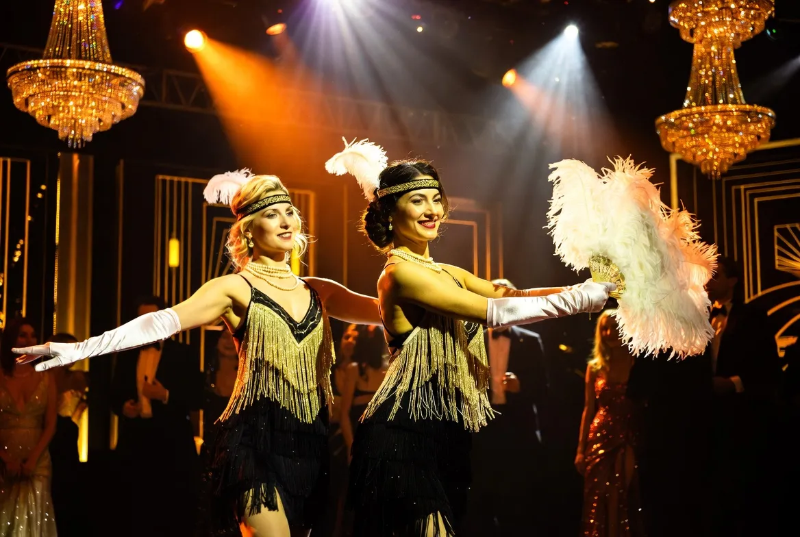 רקדניות קברט בסגנון גטסבי עם נוצות זהב ושמלות פרנזים על במה מוארת