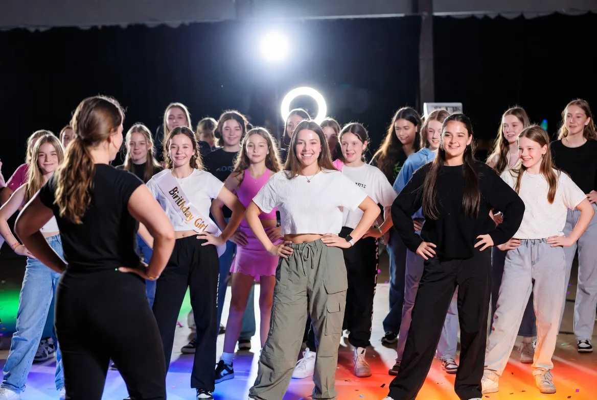 רקדנית טיקטוק מלמדת קבוצת בנות כוריאוגרפיה ויראלית באירוע בת מצווה