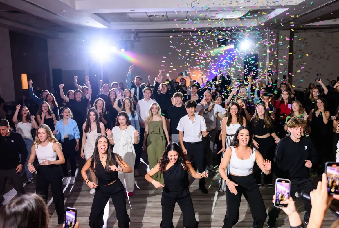 פלאש מוב בסיום מסיבת טיקטוק — 50 אורחים רוקדים כוריאוגרפיה אחת ביחד