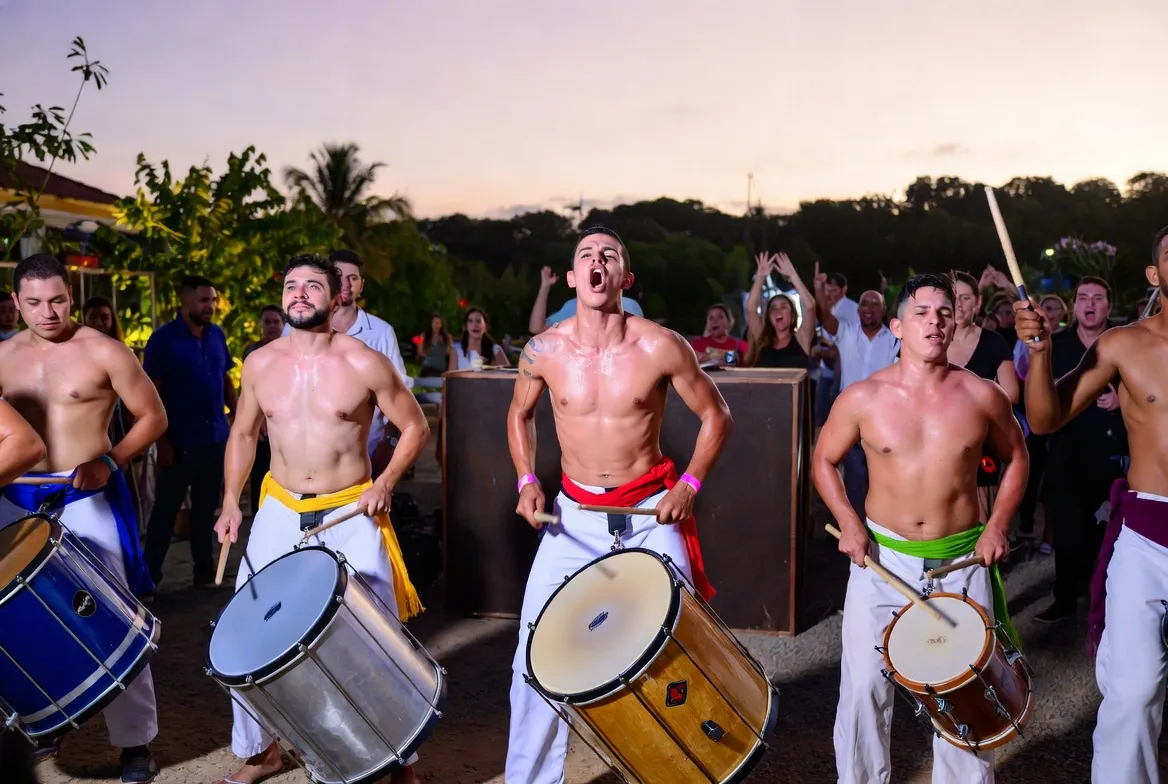 תופפי בטוקדה ברזילאיים מנגנים בקצב סמבה באירוע חוצות