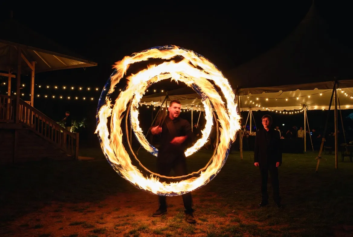 מופע אש בבר מצווה באילת — רקדן אש עם פוי