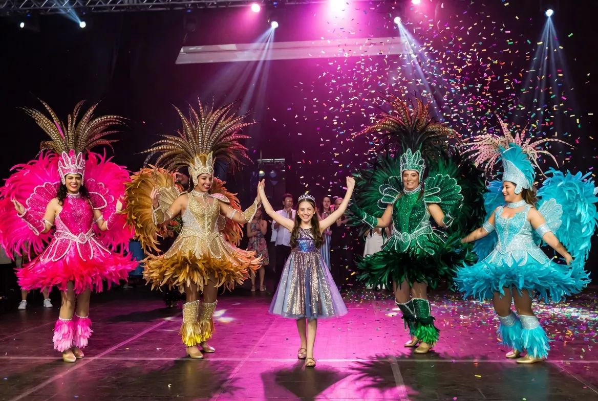 ברזילאיות בנוצות בכניסת יובלנית לבת מצווה VIP בהרצליה