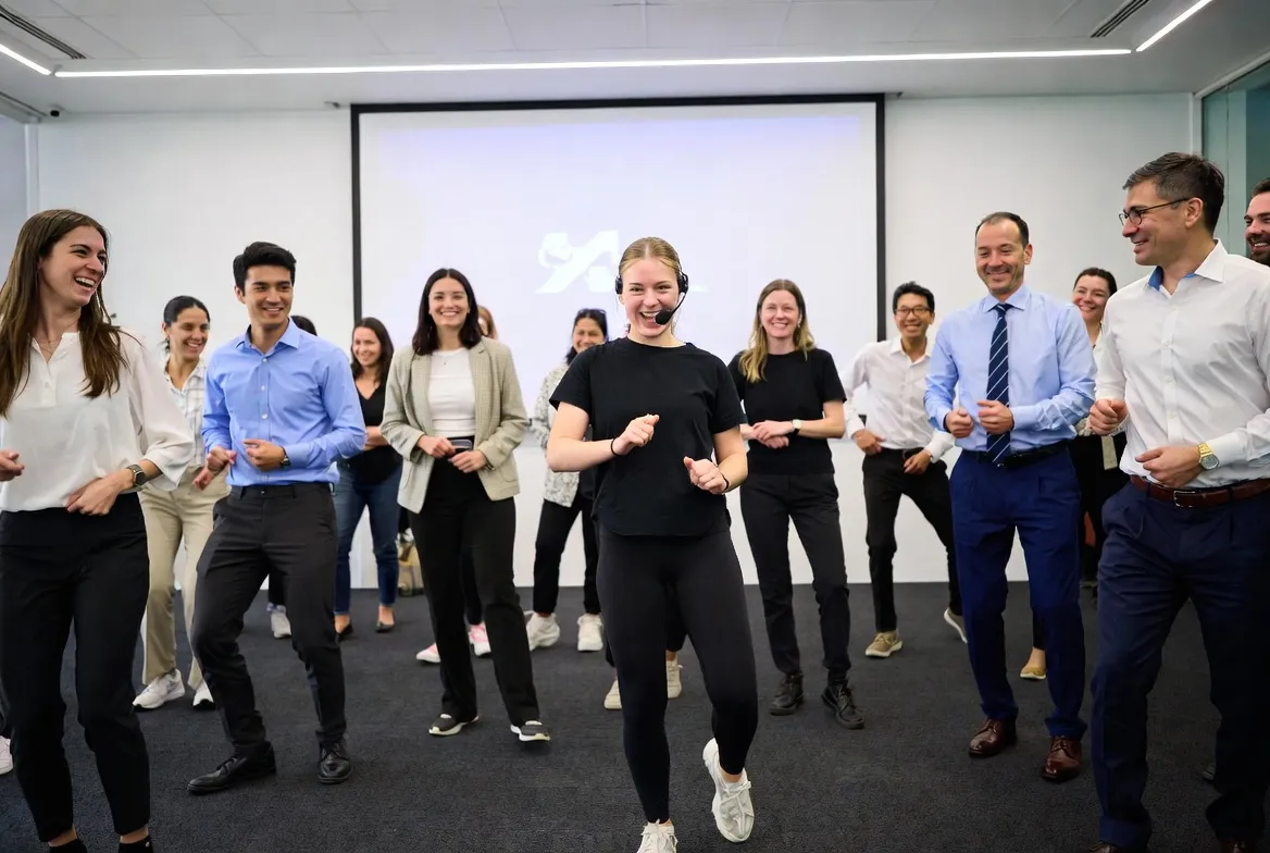 סדנת ריקוד team building — עובדי הייטק רוקדים עם מדריכה