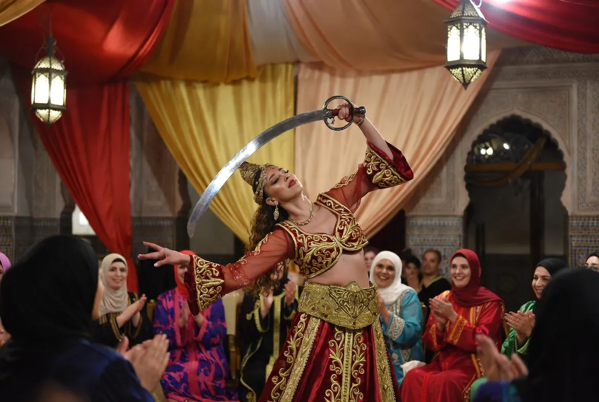 רקדנית בטן בחינה מרוקאית בירושלים — כנפיים וחרב