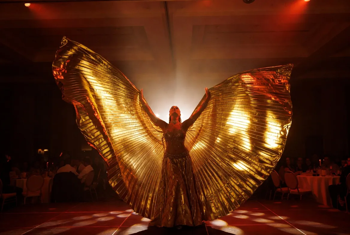 רקדנית בטן עם כנפי איזיס בשואו בחתונה